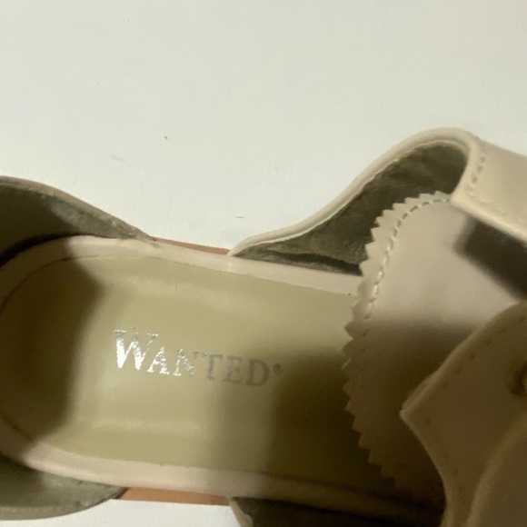 WANTED (feminine)
 SIze 7 M Beige and gold color - Picture 8 of 9